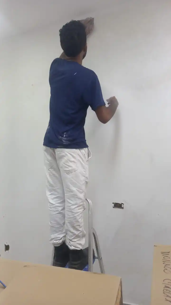 especialista lixando parede